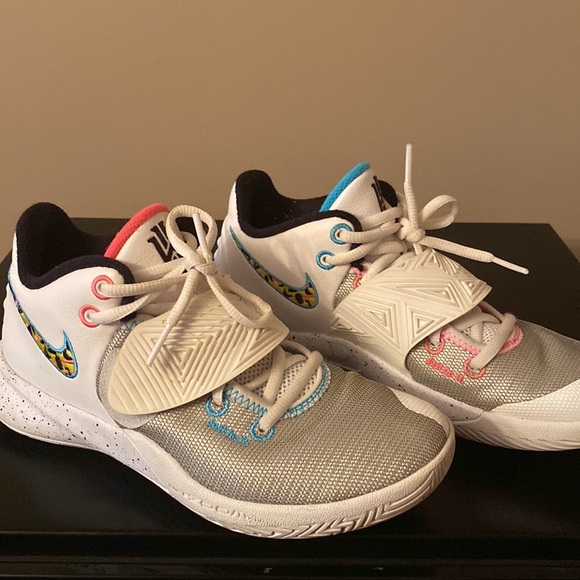 Nike Kyrie Kids Size 6.5Y Tennis Shoes - Picture 2 of 6